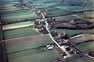 Luftfoto af bygaden Erritsøe set fra øst 1955